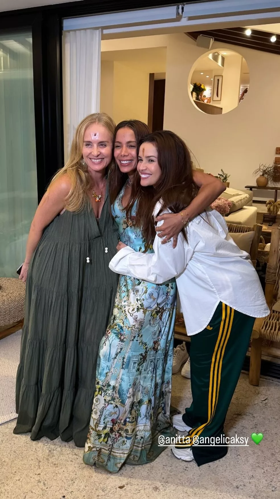Juliette e Anitta Celebram O Ano Novo Astrológico Juntas