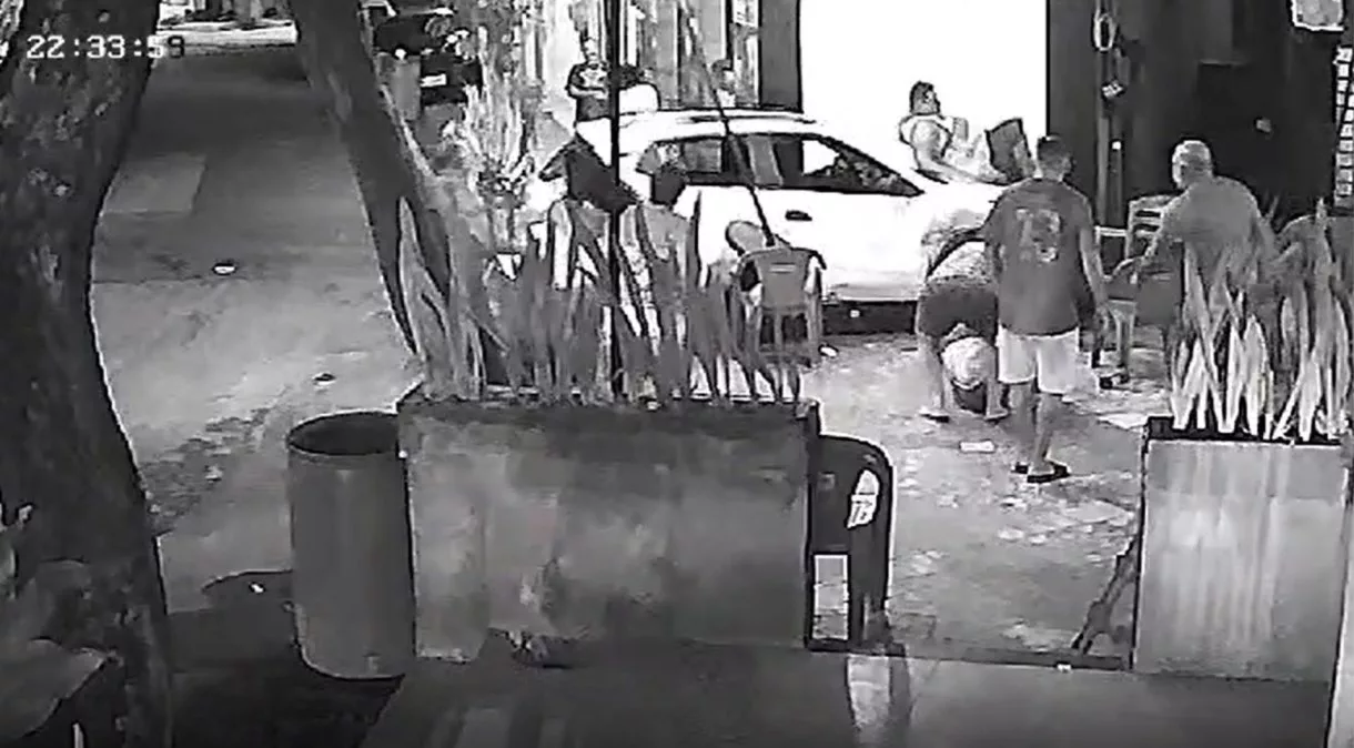Motorista de aplicativo atropela 10 em Nova Iguaçu e é preso