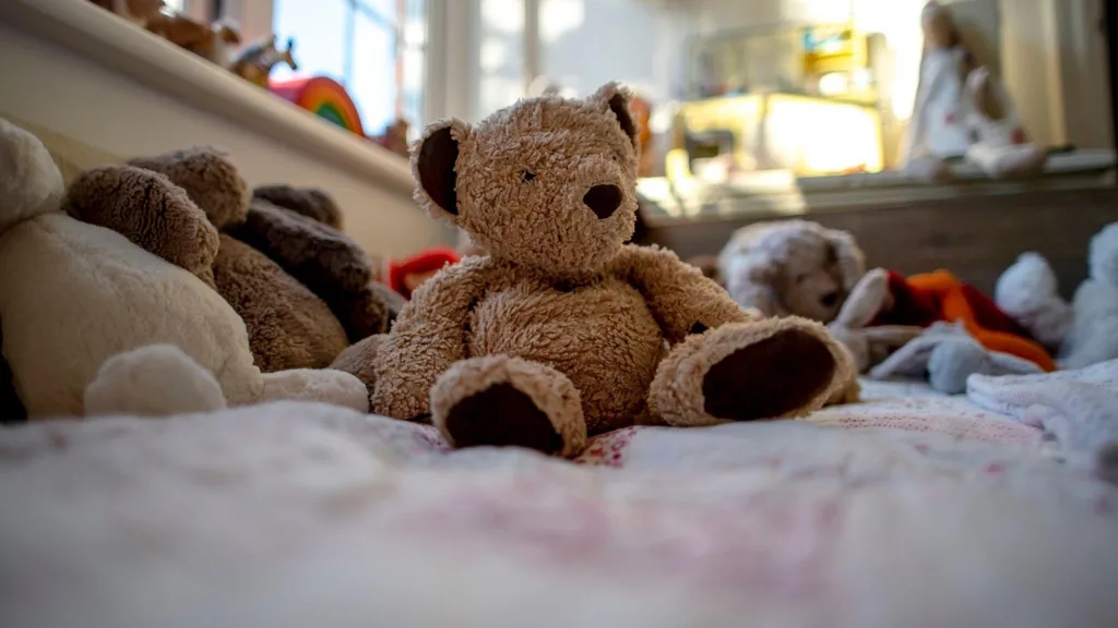 Babá encontra homem escondido sob a cama de criança