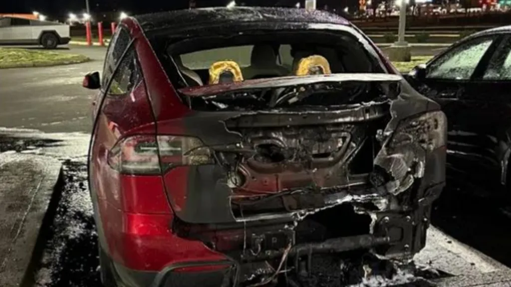 Vandalismo contra Tesla é classificado como terrorismo doméstico