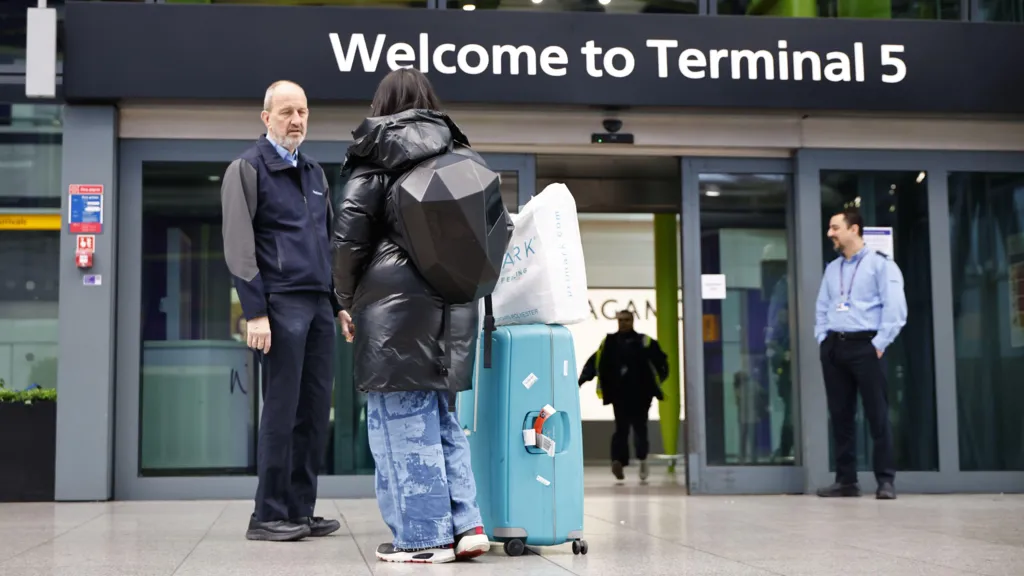 Incêndio em subestação paralisa voos no Aeroporto de Heathrow