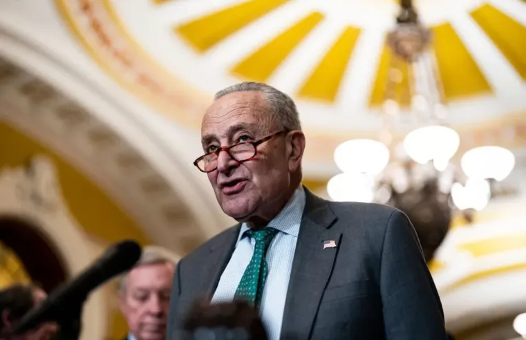 Schumer Resiste à Pressão e Não Renuncia ao Cargo