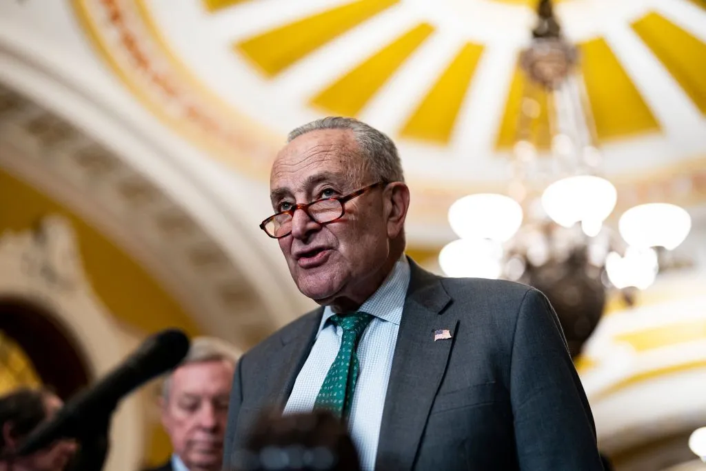 Schumer Resiste à Pressão e Não Renuncia ao Cargo