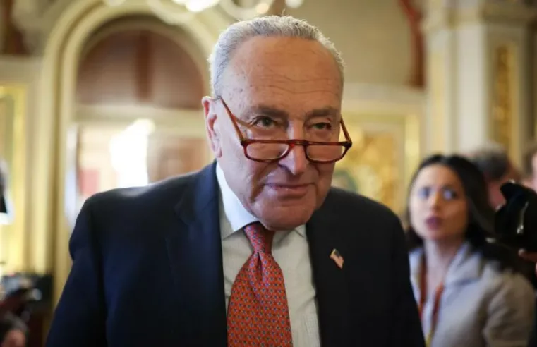 Schumer muda de lado e evita fechamento do governo dos EUA!