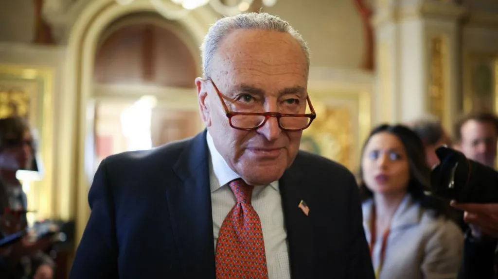 Schumer muda de lado e evita fechamento do governo dos EUA!