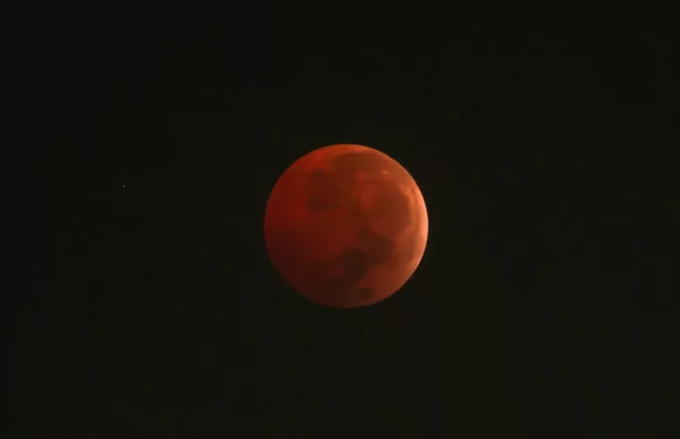 Eclipse lunar: a deslumbrante “Lua de Sangue” do Reino Unido!