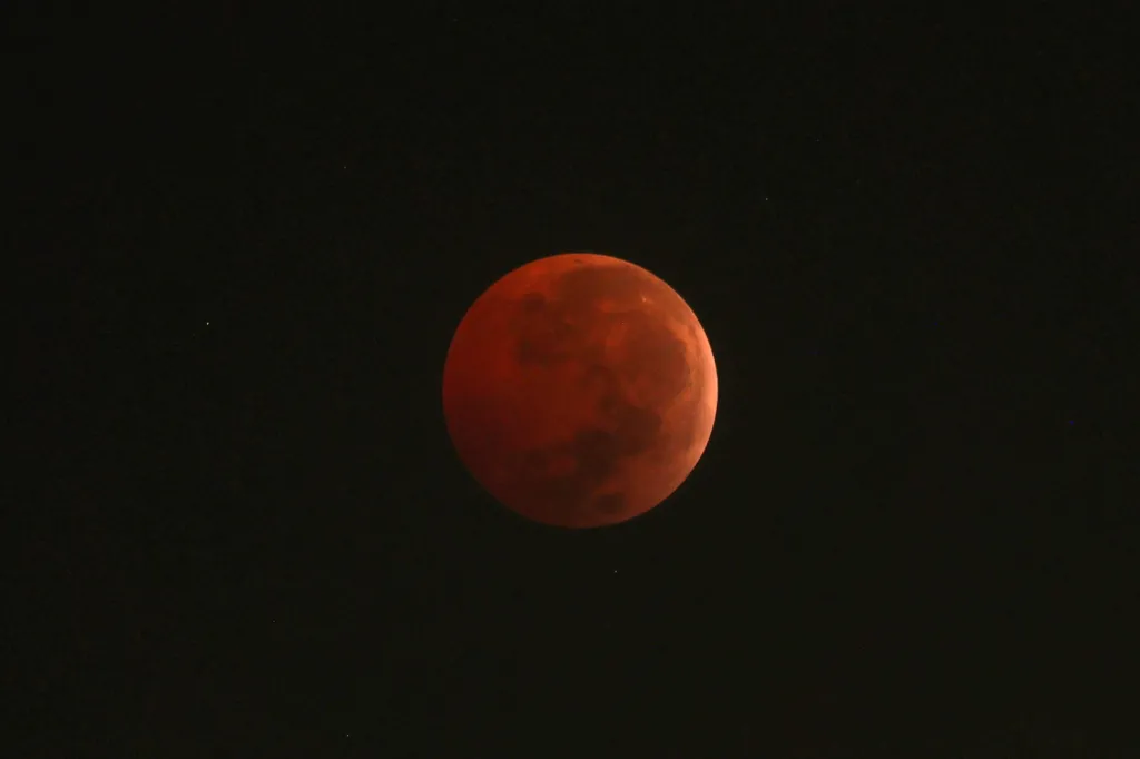 Eclipse lunar: a deslumbrante “Lua de Sangue” do Reino Unido!