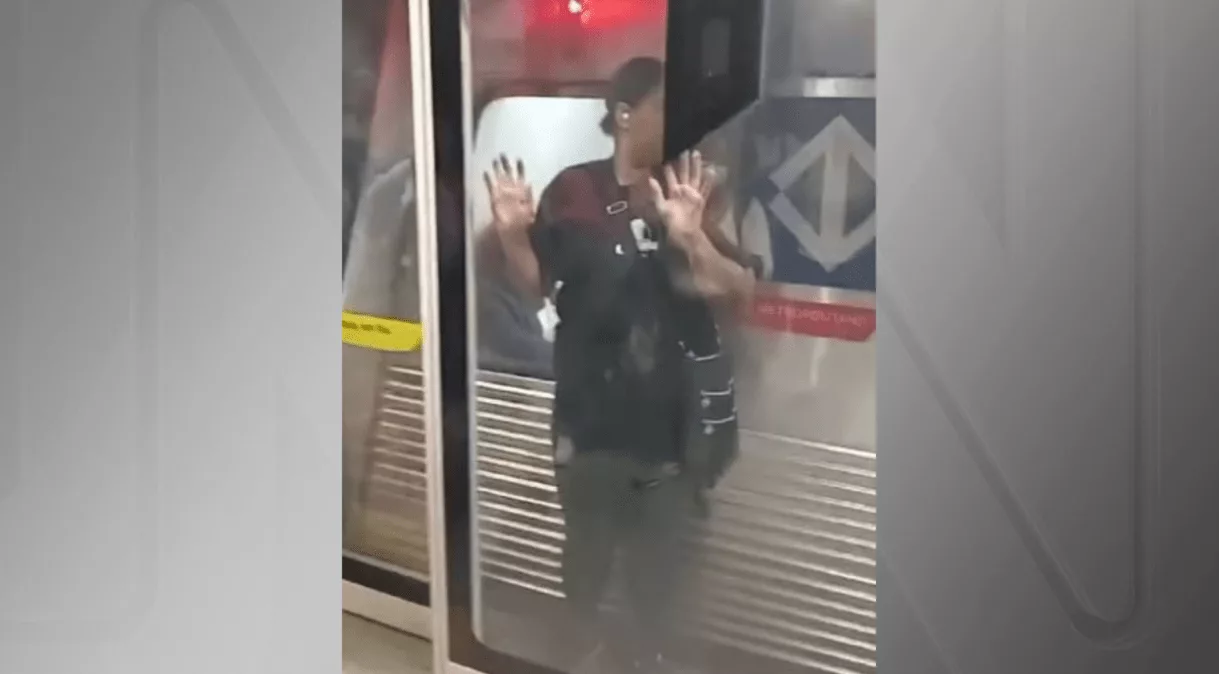 Mulher fica presa entre o trem e a porta no Metrô de SP