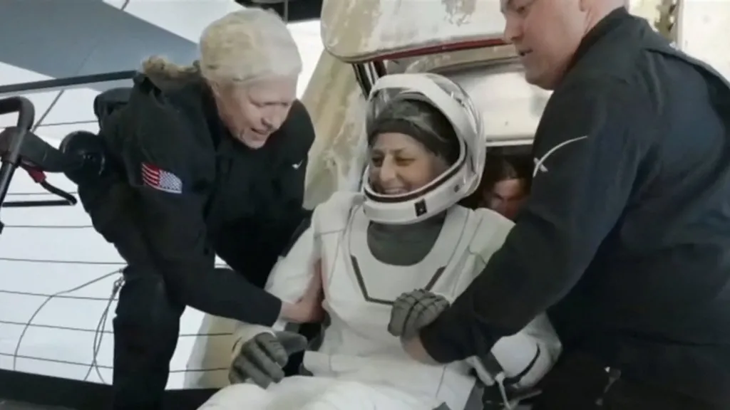 Astronautas da NASA regressam após nove meses no espaço