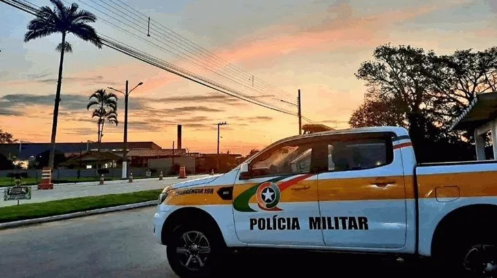 Homem dorme em cama após invasion de residência em SC