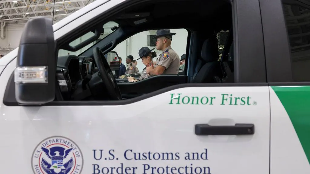 Trump Revoga Status Legal de Milhares de Migrantes