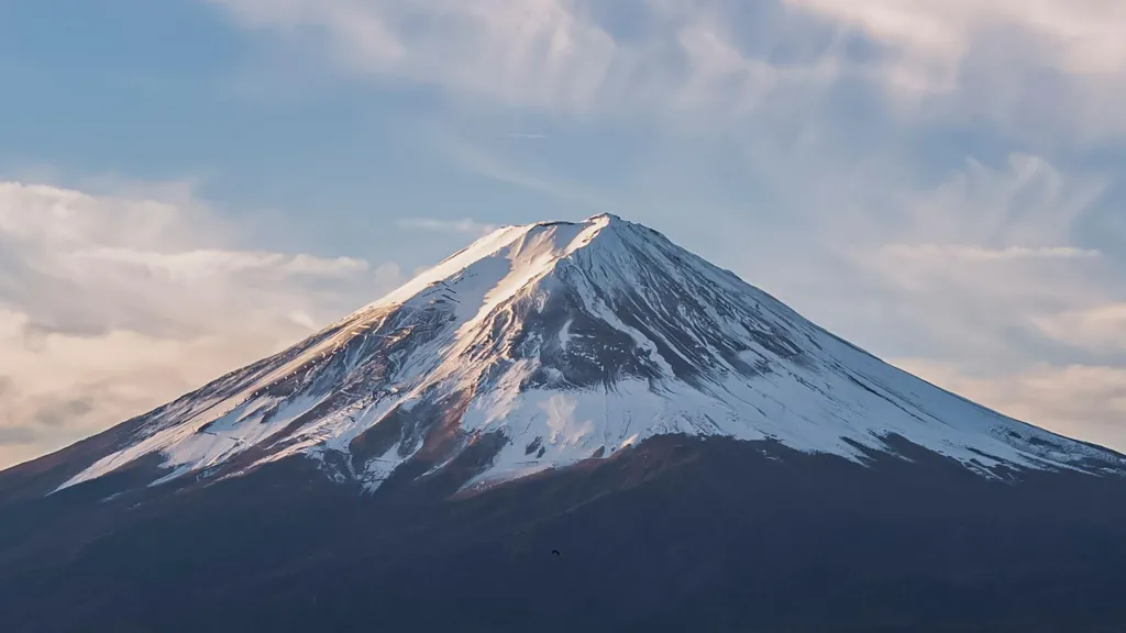 Estudante é resgatado duas vezes ao escalar Monte Fuji fora de época