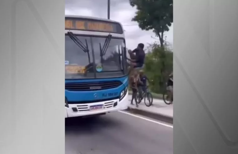 Homem invade ônibus em movimento no Rio: a urgência da segurança