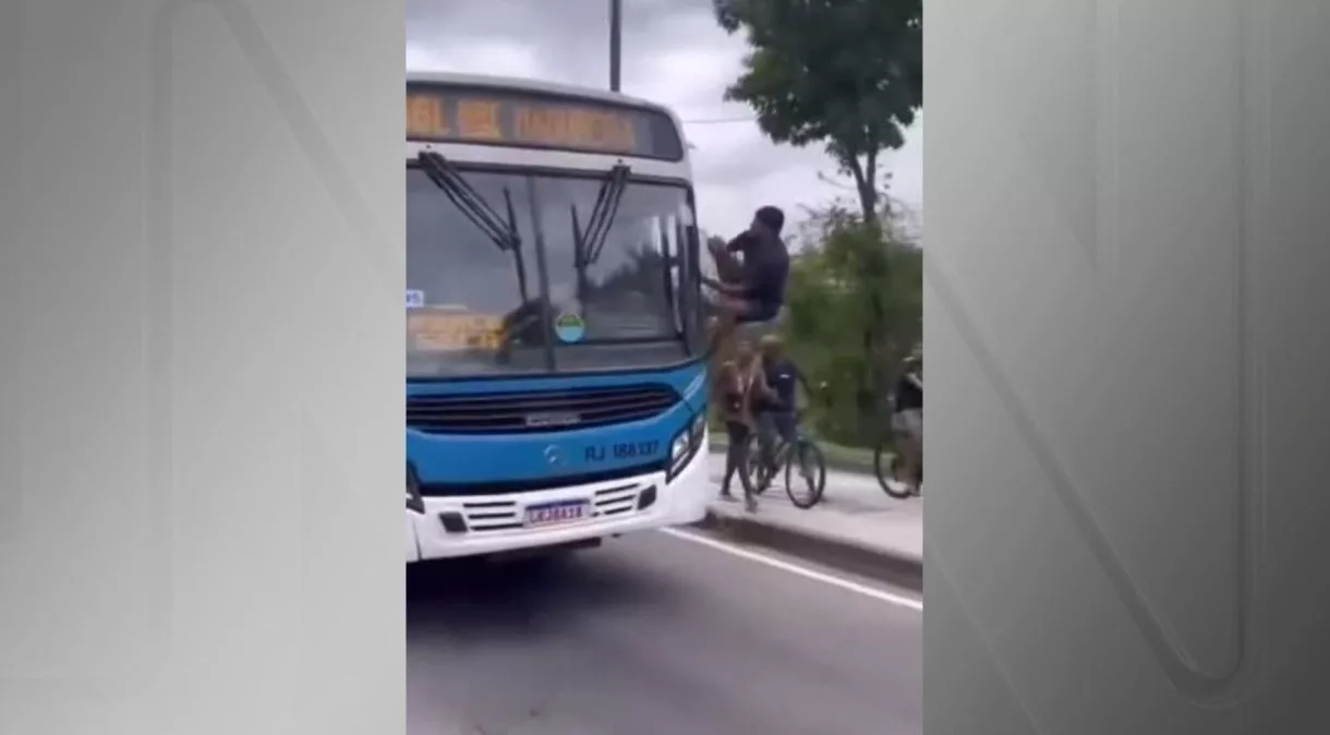Homem invade ônibus em movimento no Rio: a urgência da segurança