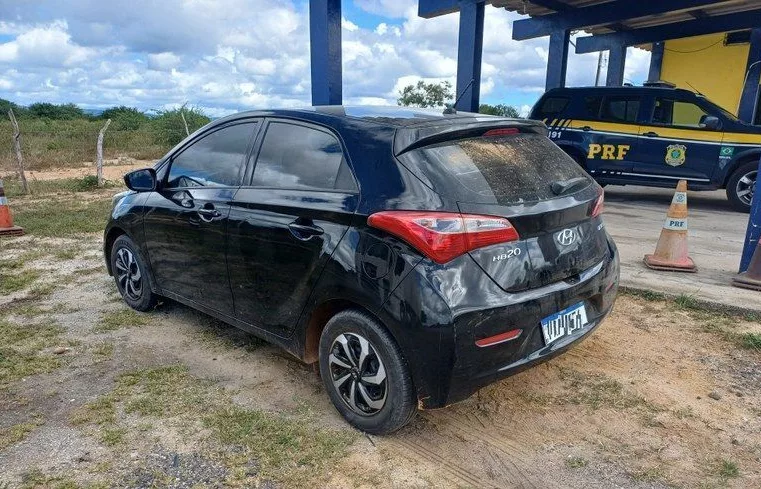 PRF Apreende Carro Clonado em Poções, Bahia
