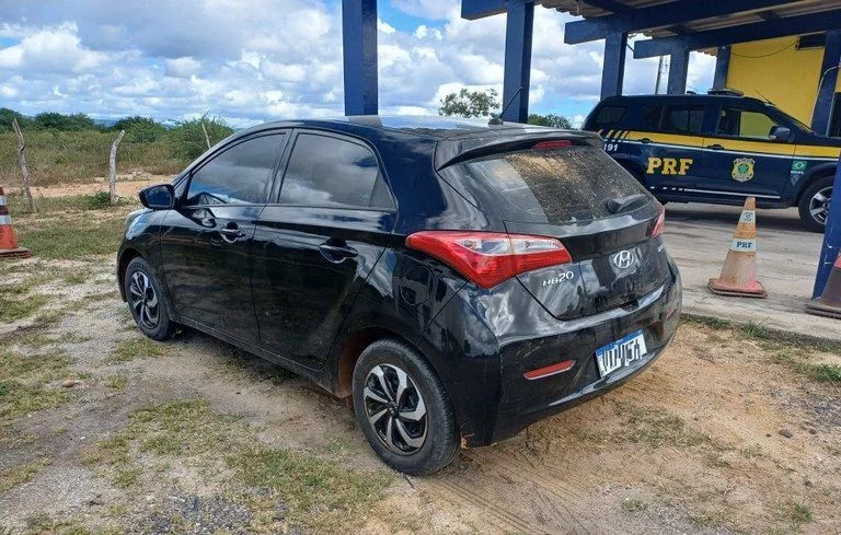 PRF Apreende Carro Clonado em Poções, Bahia
