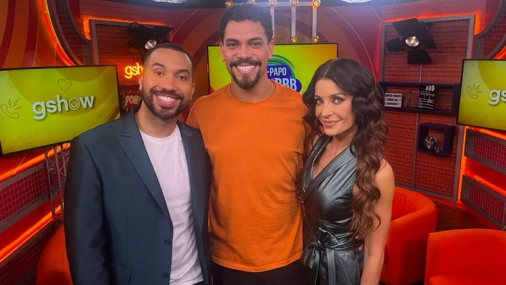 Vinícius deixa o BBB 25 e emociona no Bate-Papo