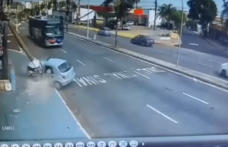 Mulher fura bloqueio e causa acidente grave em Americana