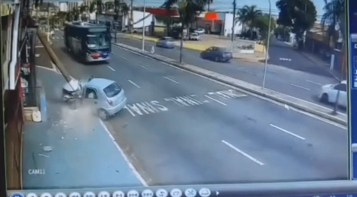 Mulher fura bloqueio e causa acidente grave em Americana