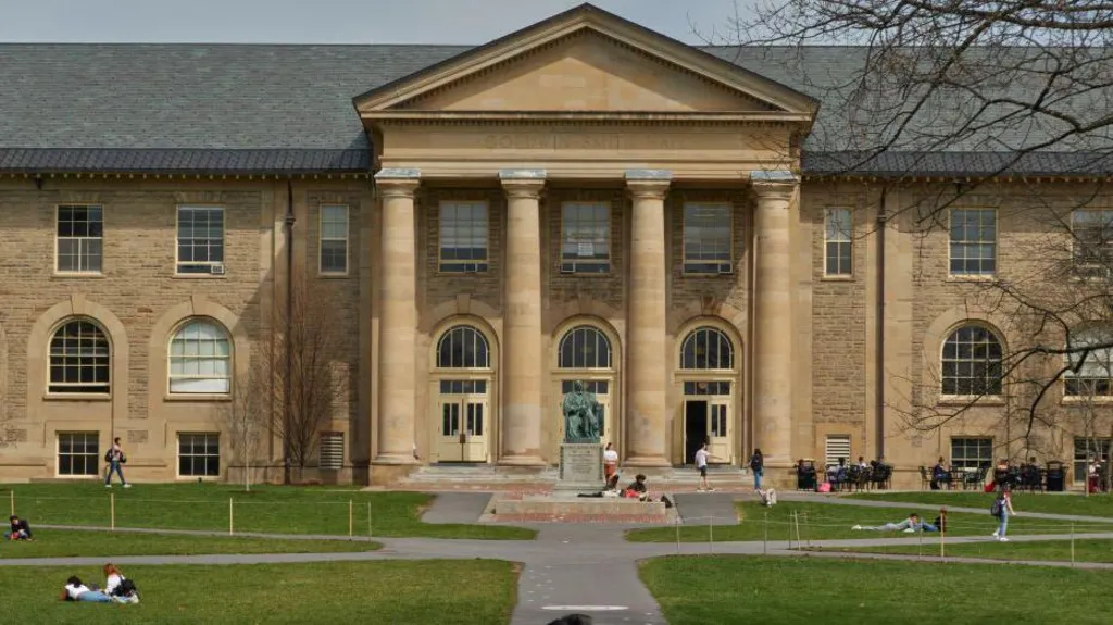 Estudante da Cornell deixa os EUA após revogação de visto