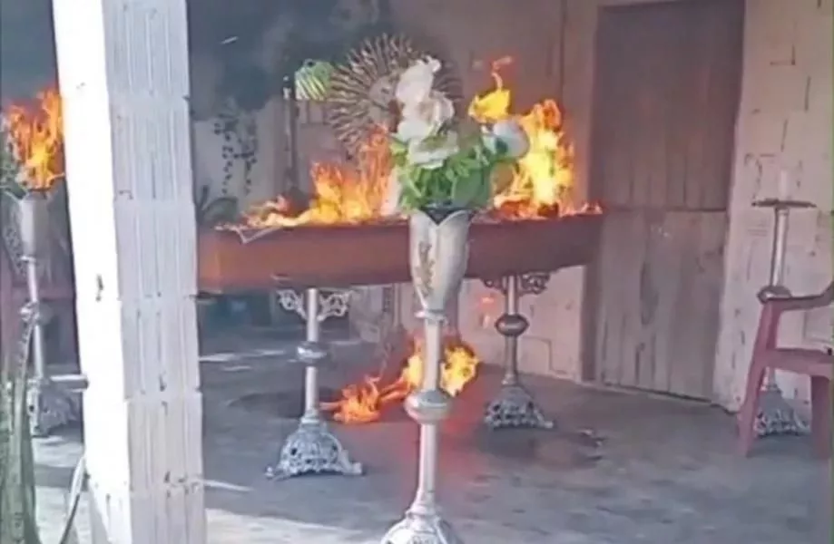 Homem de 18 anos incendeia caixão em velório no Ceará