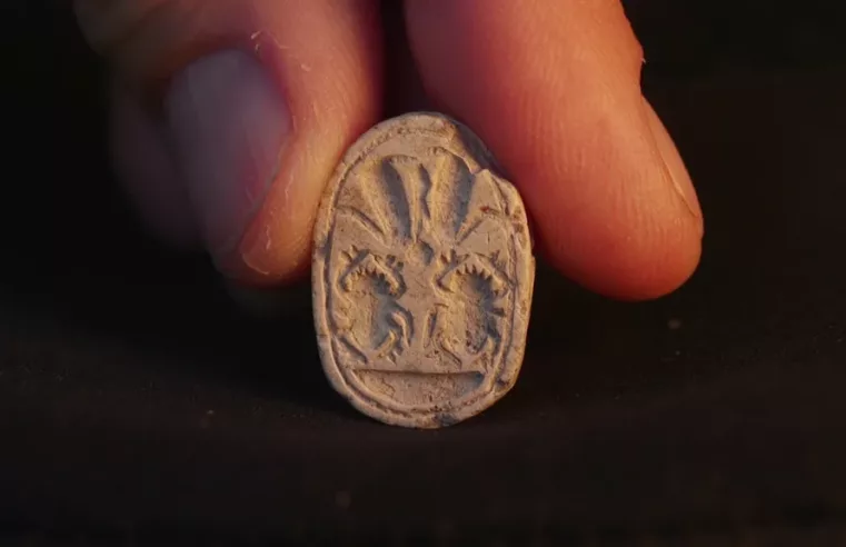 Menina de 3 anos encontra escaravelho de 3.800 anos em Israel