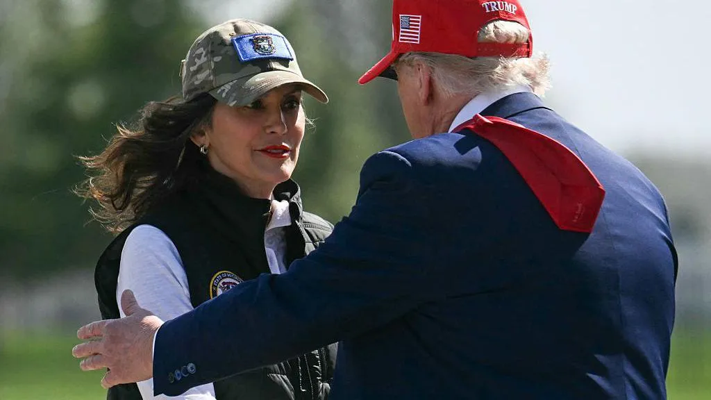 Gretchen Whitmer e Trump: Um Abraço Polêmico em Michigan
