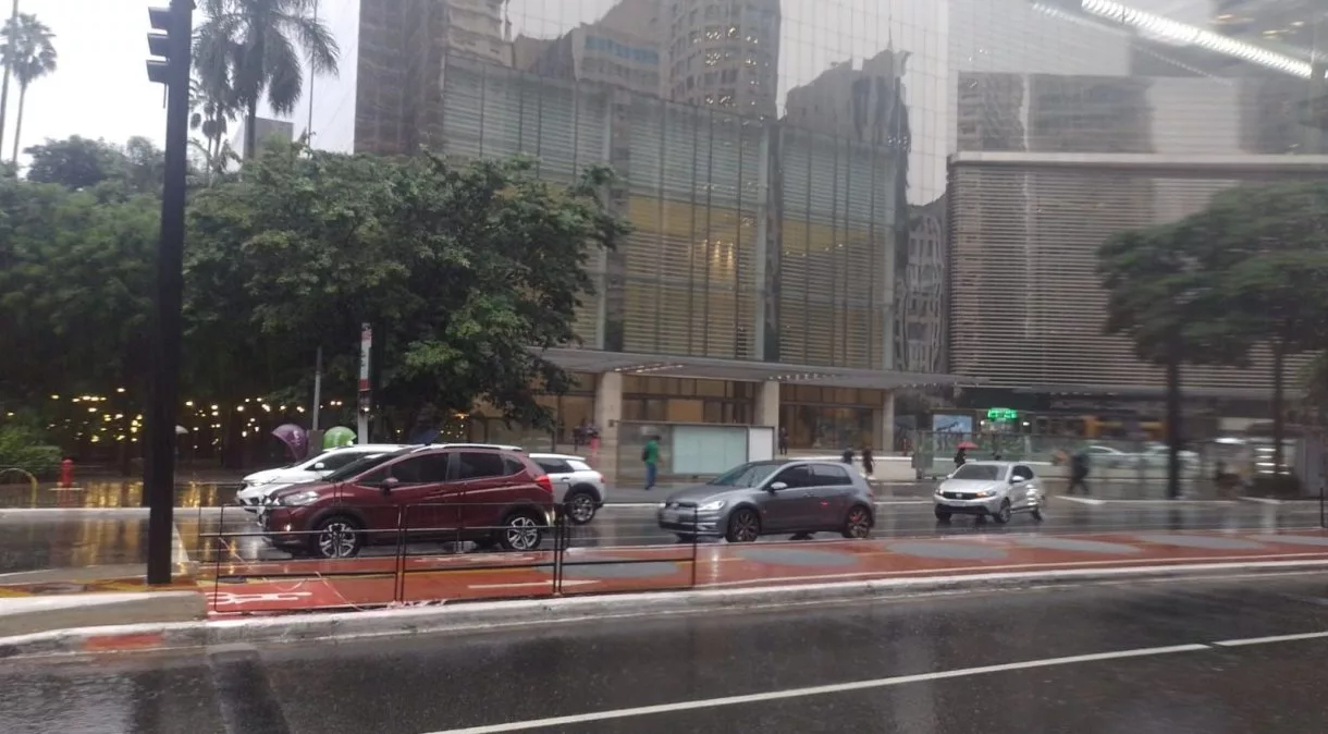 Frente fria traz tempestades e frio para São Paulo
