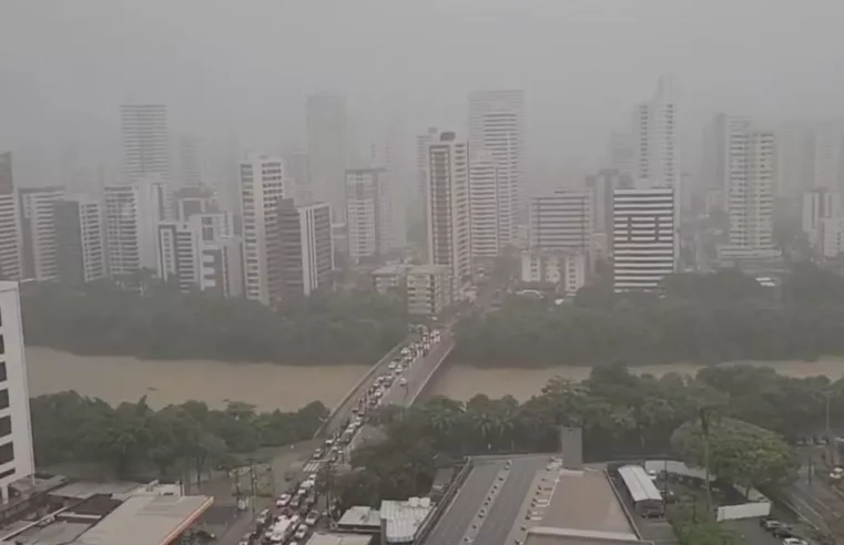 Previsão do Tempo: Chuvas Leves e Calor em Recife