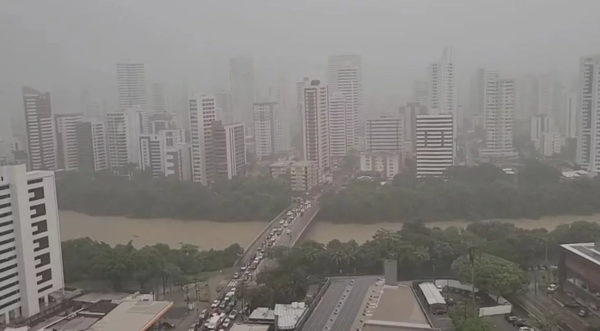 Previsão do Tempo: Chuvas Leves e Calor em Recife