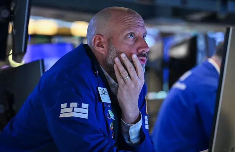 Queda nas Ações dos EUA e Críticas a Jerome Powell