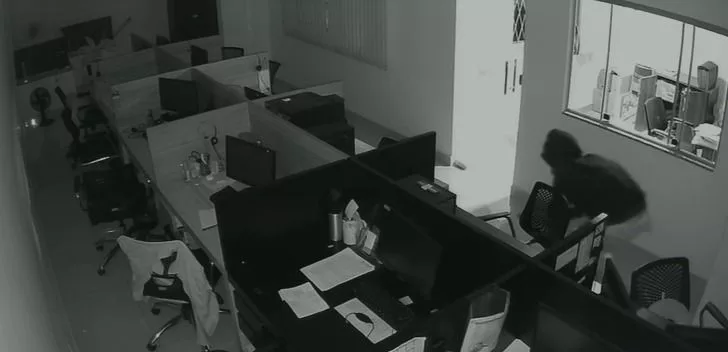 Homem invade empresa em Contagem e rouba 11 celulares