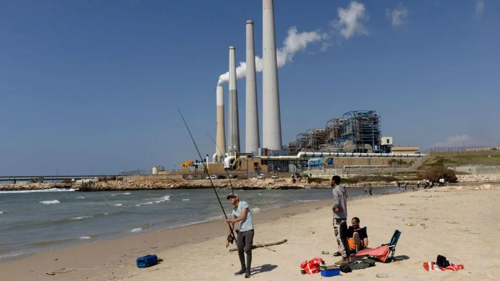 Nadador Desaparecido em Raro Ataque de Tubarão em Israel
