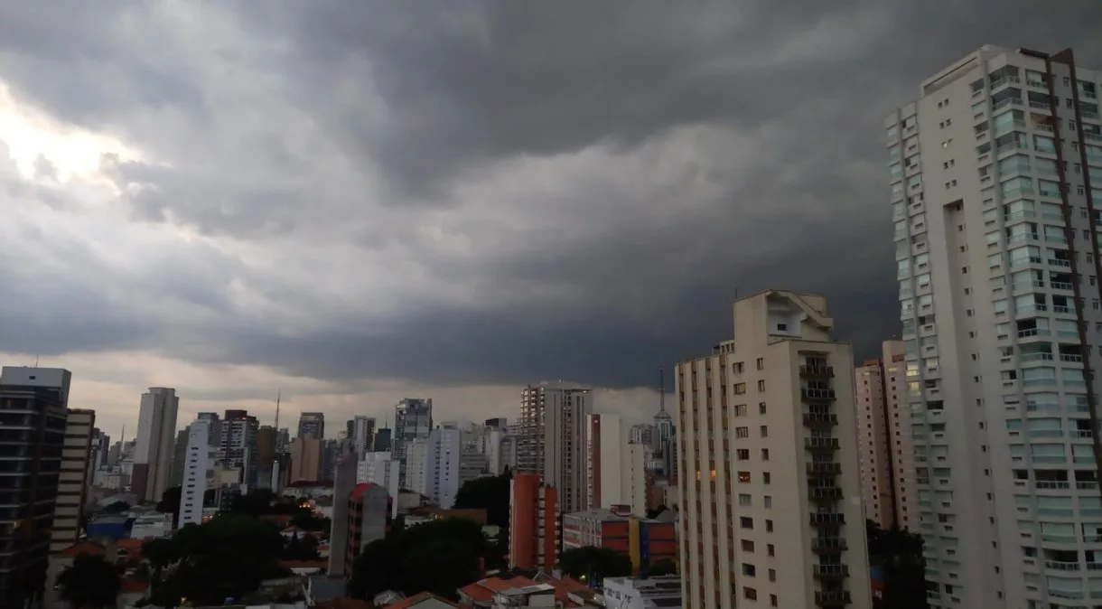 São Paulo enfrenta tempestades: chuva e alagamentos à vista