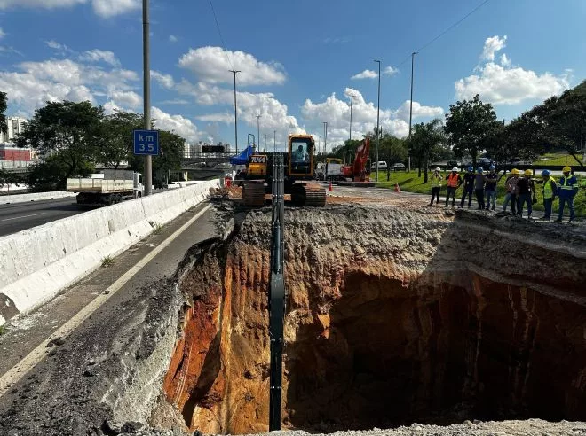 Nova cratera na Marginal Tietê causa interdições