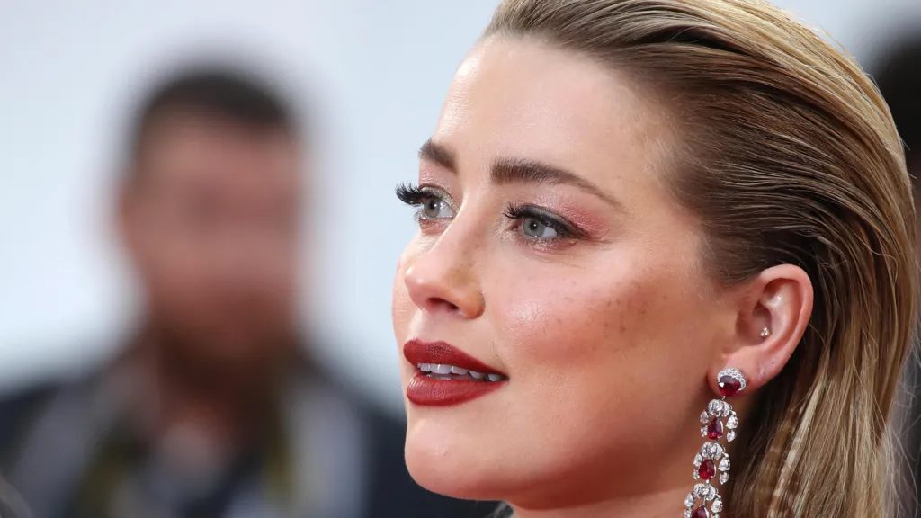 Amber Heard Anuncia Chegada de Gêmeos e Celebra Maternidade