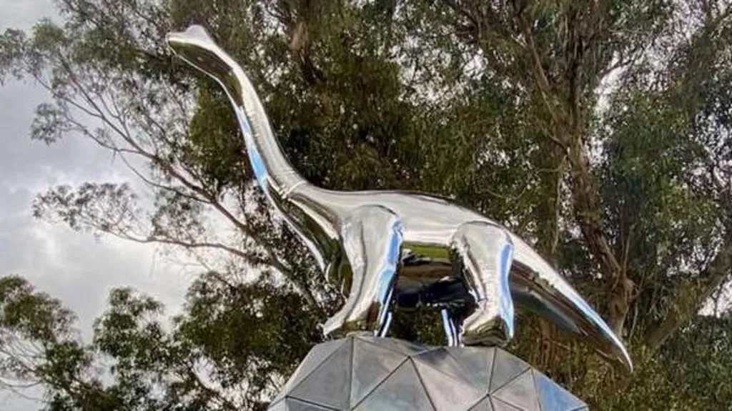 Boom Boom: A Escultura de Dinossauro que Dividiu Taupō