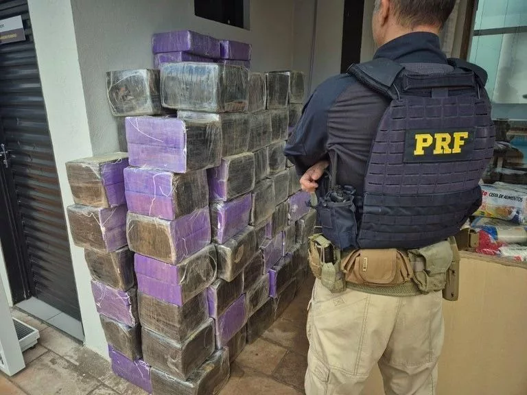 PRF apreende 1,5 tonelada de drogas e cigarros em Paraná
